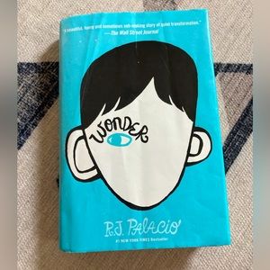 🔺3/$15 Wonder book by RJ Palacio